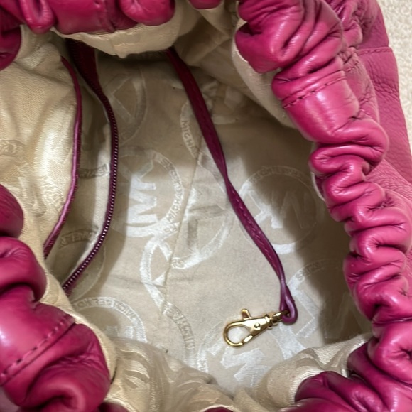 Michael Kors Pink / Purple Pebble Leather Crossbody With Gold Hardware - Picture 9 of 13